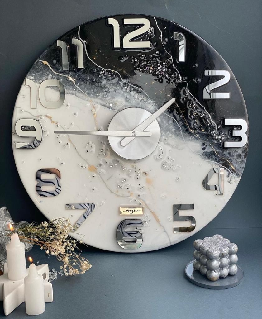 Ora handmade krijuar me resin dhe kristale me diameter 50cm mund realizohen ne ngjyra ,permasa dhe dizenjo te tjera